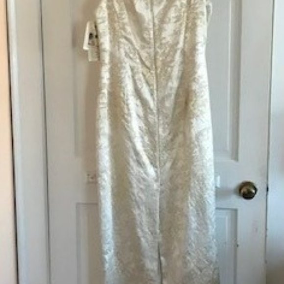 🆕 NWT Elegant Ivory Gown with Gold Metallic thread (Formal or Wedding Dress) - Picture 5 of 11